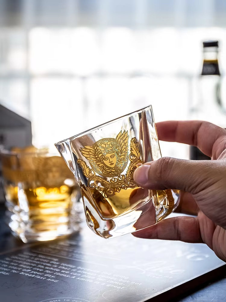 Copa de whisky pintada con cab - Wine To Beer To Liquor reseña y precio